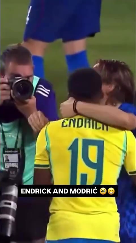 AIYOUXI-好久不见！19岁恩德里克开心抱起40岁莫德里奇，两人赛后寒暄